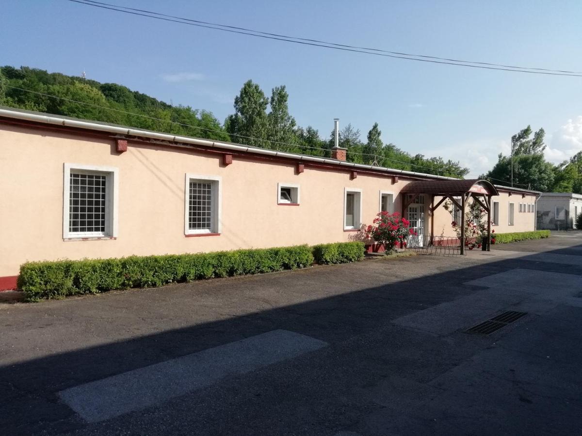 Apartament Collingo Belvarosi Szallas Kazincbarcika Zewnętrze zdjęcie